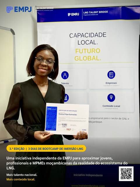 Participante recebe o certificado da 3.ª Edição